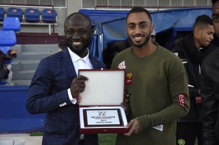 Juan Pablo Nguema entregando el Trofeo al Mejor Jugador Inmigrante de Aragón 2016-2017